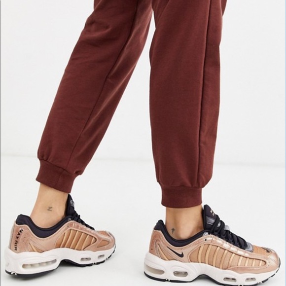 NEW Nike Air Max Tailwind IV Sneakers, CT1184-900, size 7 Women - Picture 2 of 13